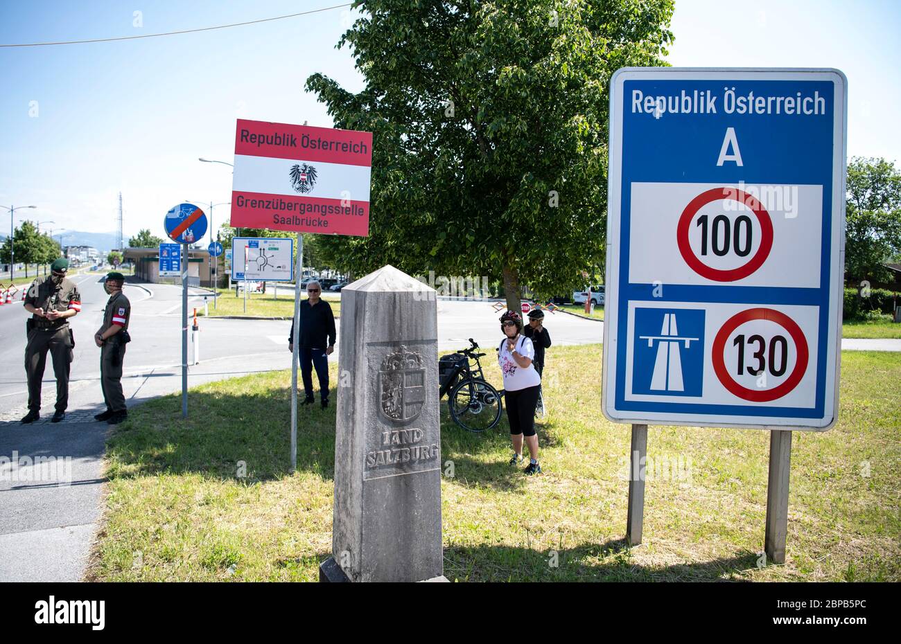 Grenzübergang Deutschland Österreich/Land Salzburg. Grenzkontrollen an der deutsch-österreichischen Grenze in Freilassing am 18. Mai 2020. Bundesinnenminister Horst Seehofer bei einem Besuch der Leitstelle Saalbrücke zwischen Freilassing und Salzburg bei Bad Reichenhall, Bayern, Deutschland, 18. Mai 2020. Aufgrund der anhaltenden Pandemie der COVID 19-Krankheit durch das SARS CoV-2-Coronavirus wurde die Grenze zwischen Deutschland und Österreich weitgehend geschlossen. Letzte Woche gab es eine vorsichtige Entspannung, um beispielsweise Besuche bei Verwandten zu ermöglichen. Eine Öffnung der Grenzen ist geplant Stockfoto