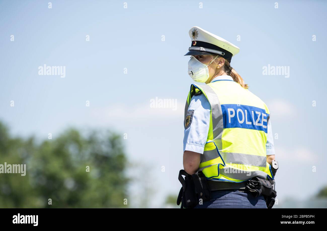 Polizistin, Polizistin am Grenzübergang. Grenzkontrollen an der deutsch-österreichischen Grenze in Freilassing am 18. Mai 2020. Bundesinnenminister Horst Seehofer bei einem Besuch der Leitstelle Saalbrücke zwischen Freilassing und Salzburg bei Bad Reichenhall, Bayern, Deutschland, 18. Mai 2020. Aufgrund der anhaltenden Pandemie der COVID 19-Krankheit durch das SARS CoV-2-Coronavirus wurde die Grenze zwischen Deutschland und Österreich weitgehend geschlossen. Letzte Woche gab es eine vorsichtige Entspannung, um beispielsweise Besuche bei Verwandten zu ermöglichen. Eine Öffnung der Grenzen ist Stockfoto