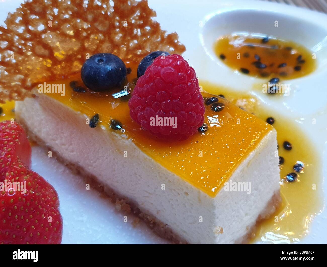 Nahaufnahme von Käsekuchen mit Beeren Stockfoto