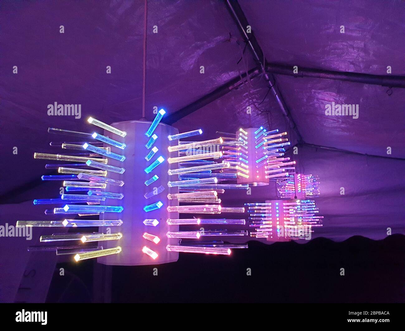 Moderne bunte LED-Lichter in der Nacht Stockfoto