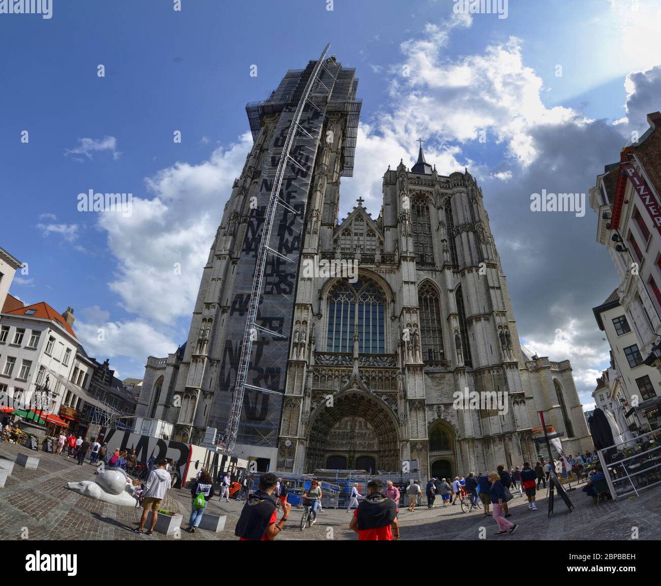Antwerpen, Flandern, Belgien. August 2019. Blick auf die imposante Eingangsfassade des Doms. Man kann das Gerüst auf dem Glockenturm sehen, viele pe Stockfoto