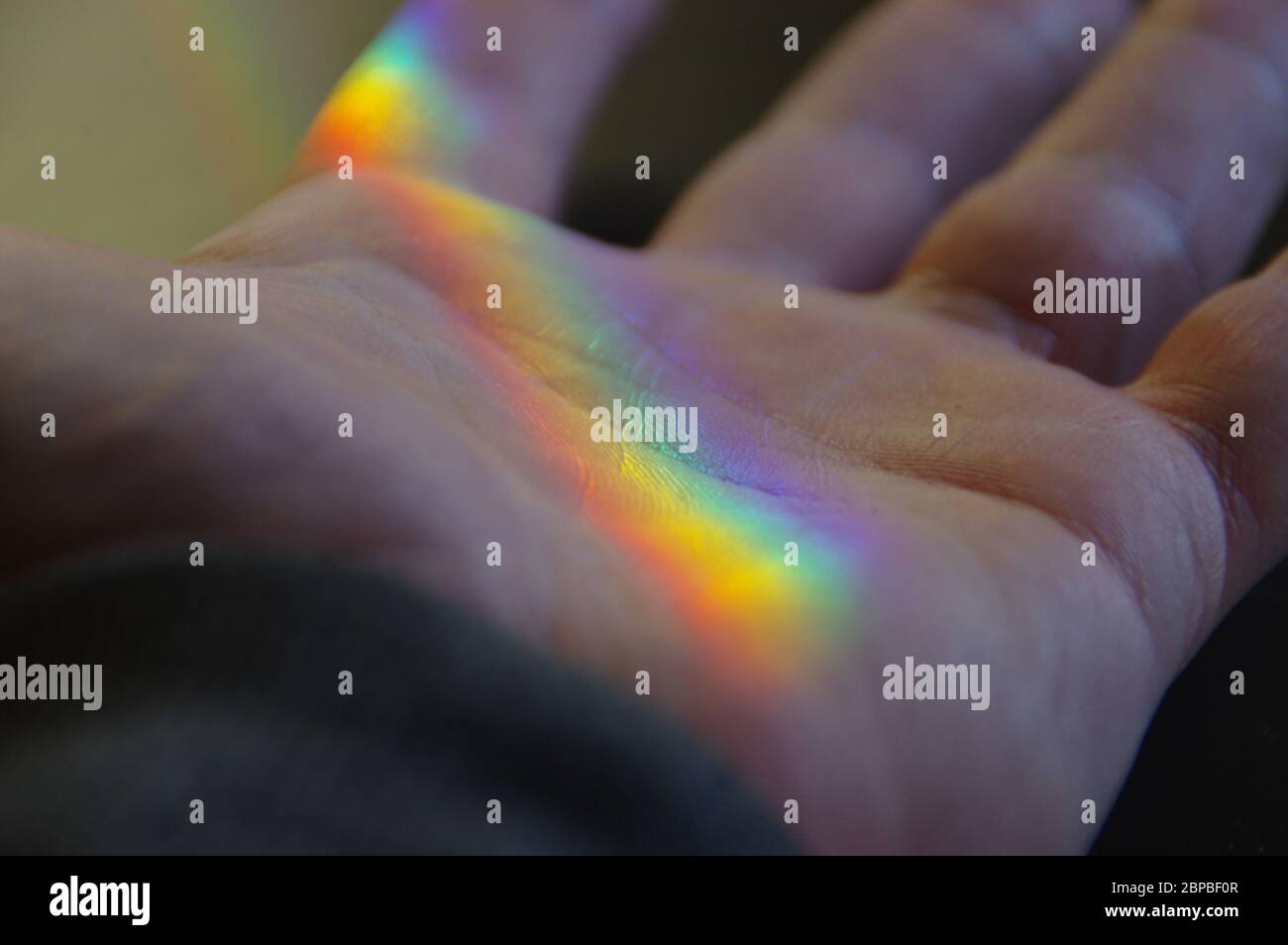 Lichtspektrum auf der Handfläche Stockfoto
