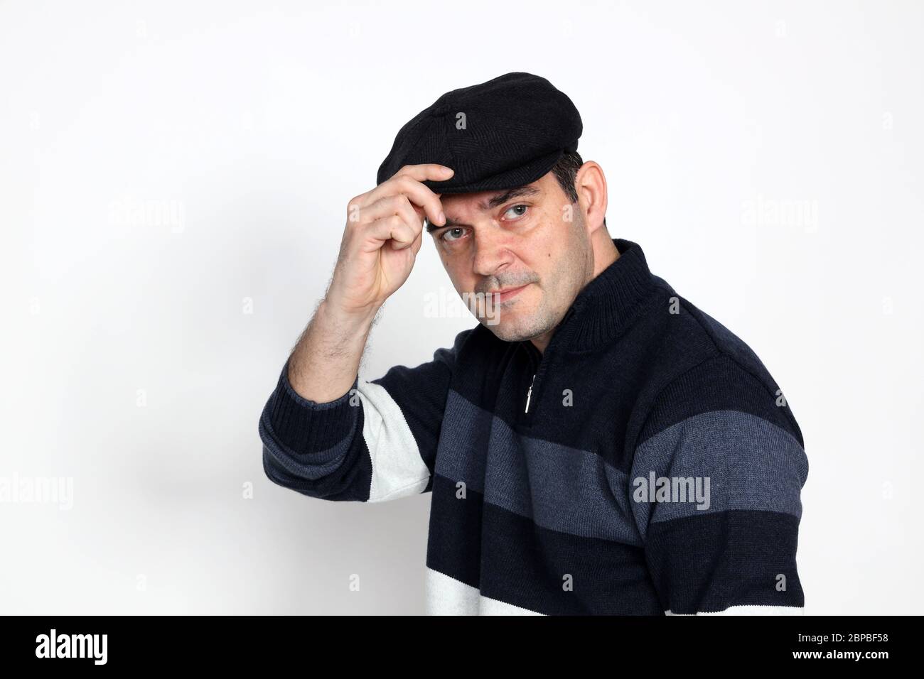 Gutaussehender Mann mittleren Alters posiert im Studio auf isoliertem Hintergrund. Stil, Eleganz, Business, Gentleman, Modekonzept. Stockfoto