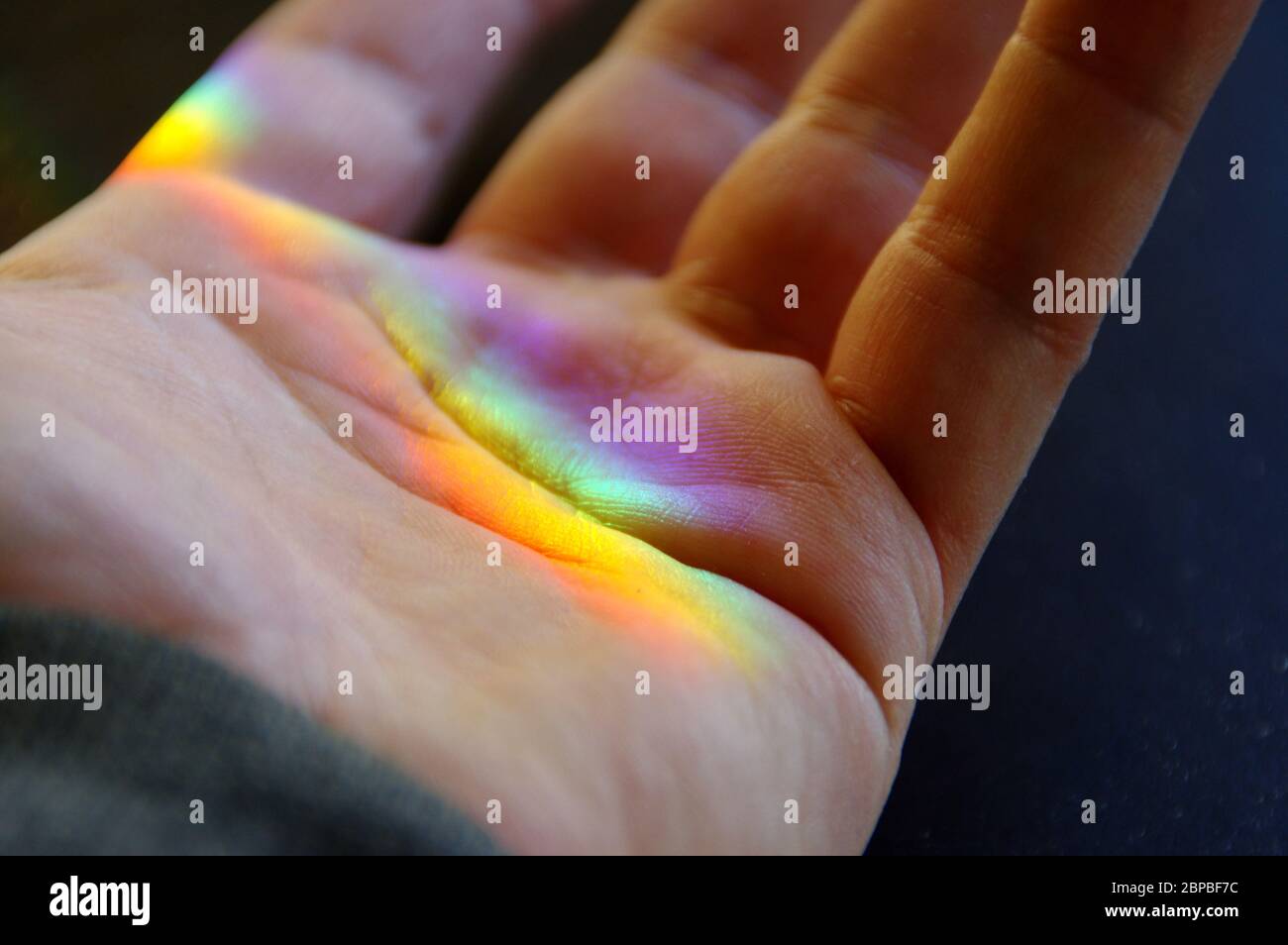 Lichtspektrum auf der Handfläche Stockfoto