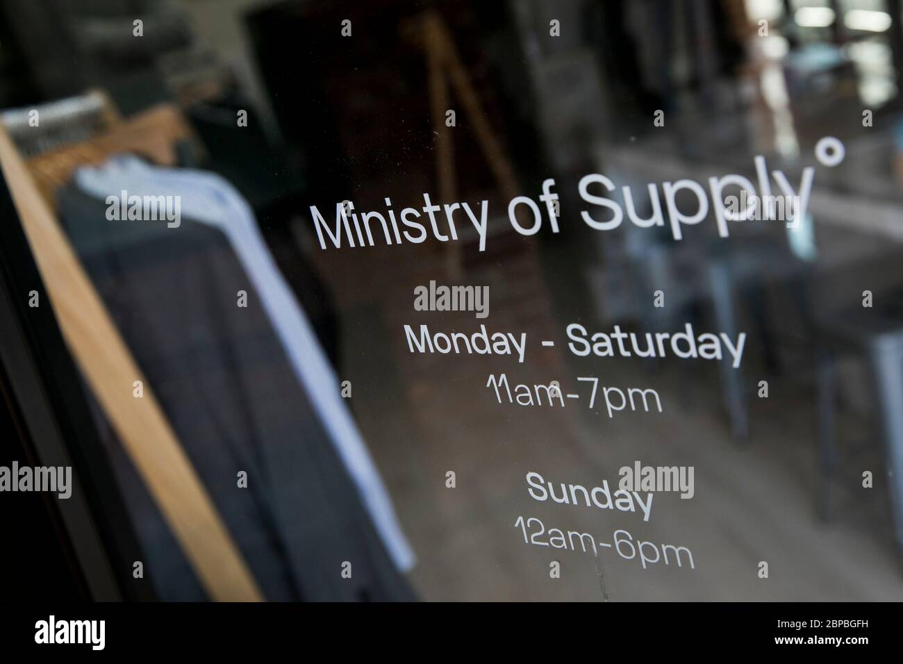 Ein Logo-Schild vor einem Einzelhandelsgeschäft des Ministeriums für Versorgung in Washington, D.C. am 9. Mai 2020. Stockfoto