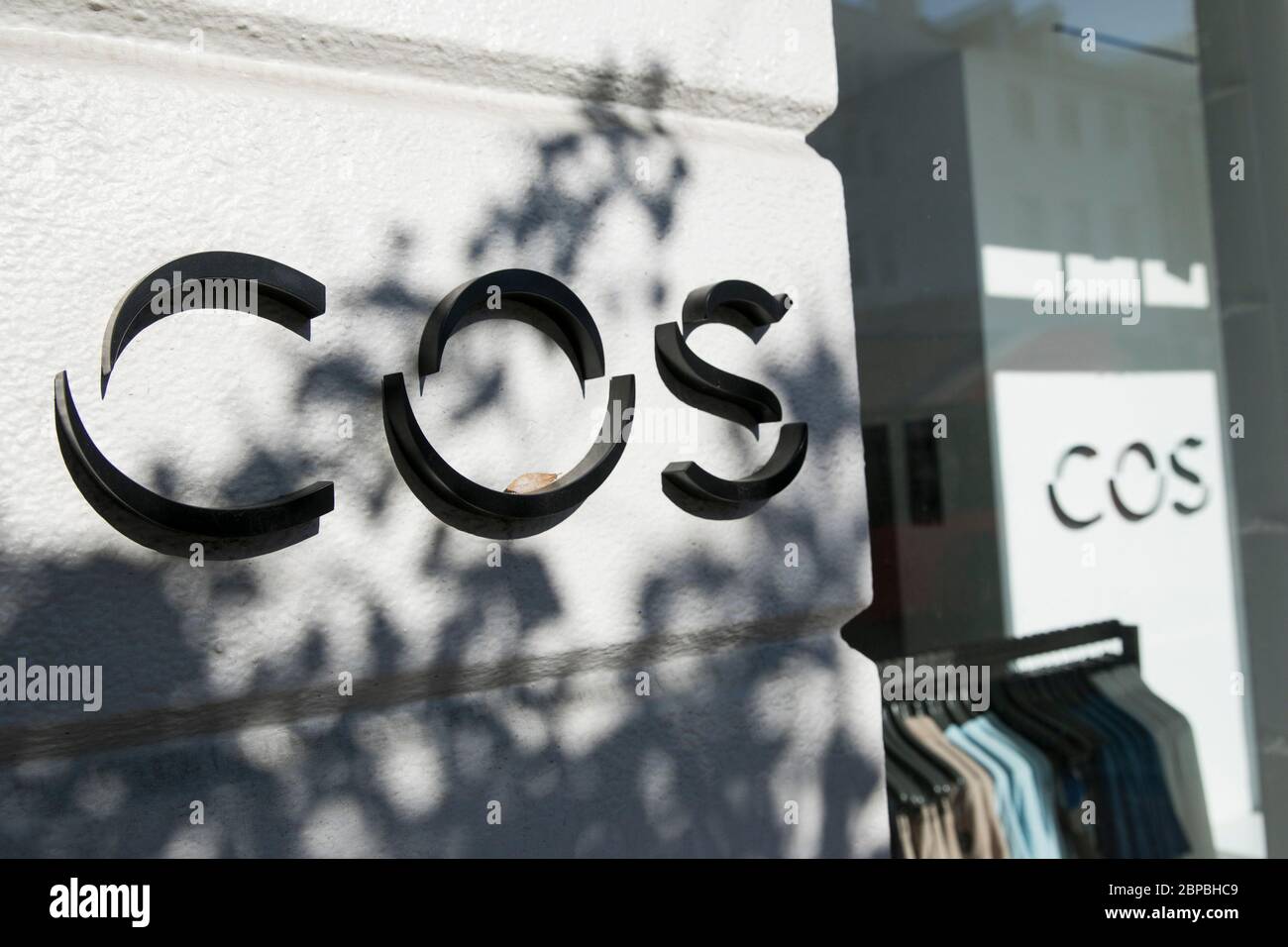 Ein Logo-Schild vor einem COS-Einzelhandelsstandort in Washington, D.C. am 9. Mai 2020. Stockfoto