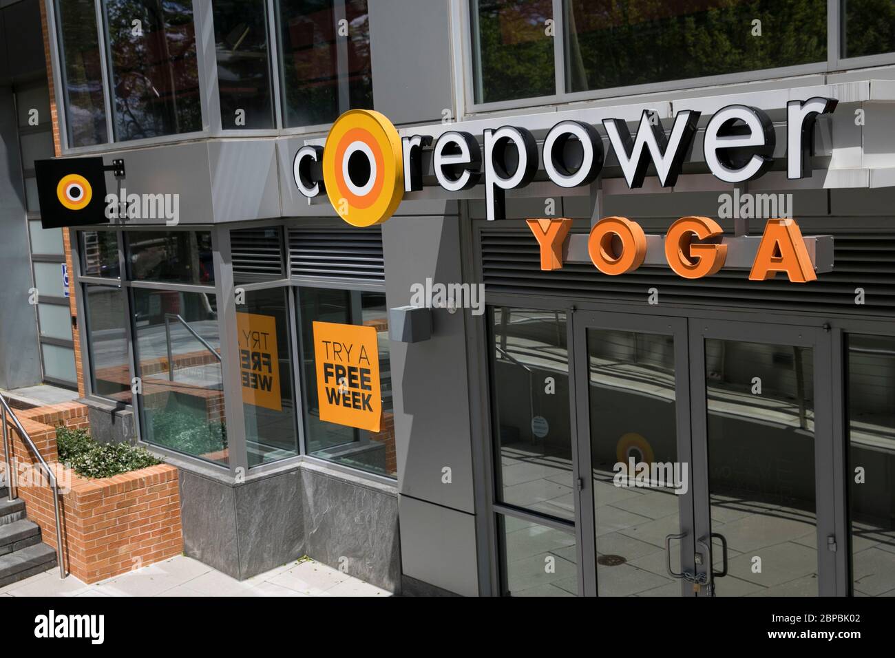 Ein Logo-Schild vor einem CorePower Yoga-Standort in Washington, D.C. am 9. Mai 2020. Stockfoto