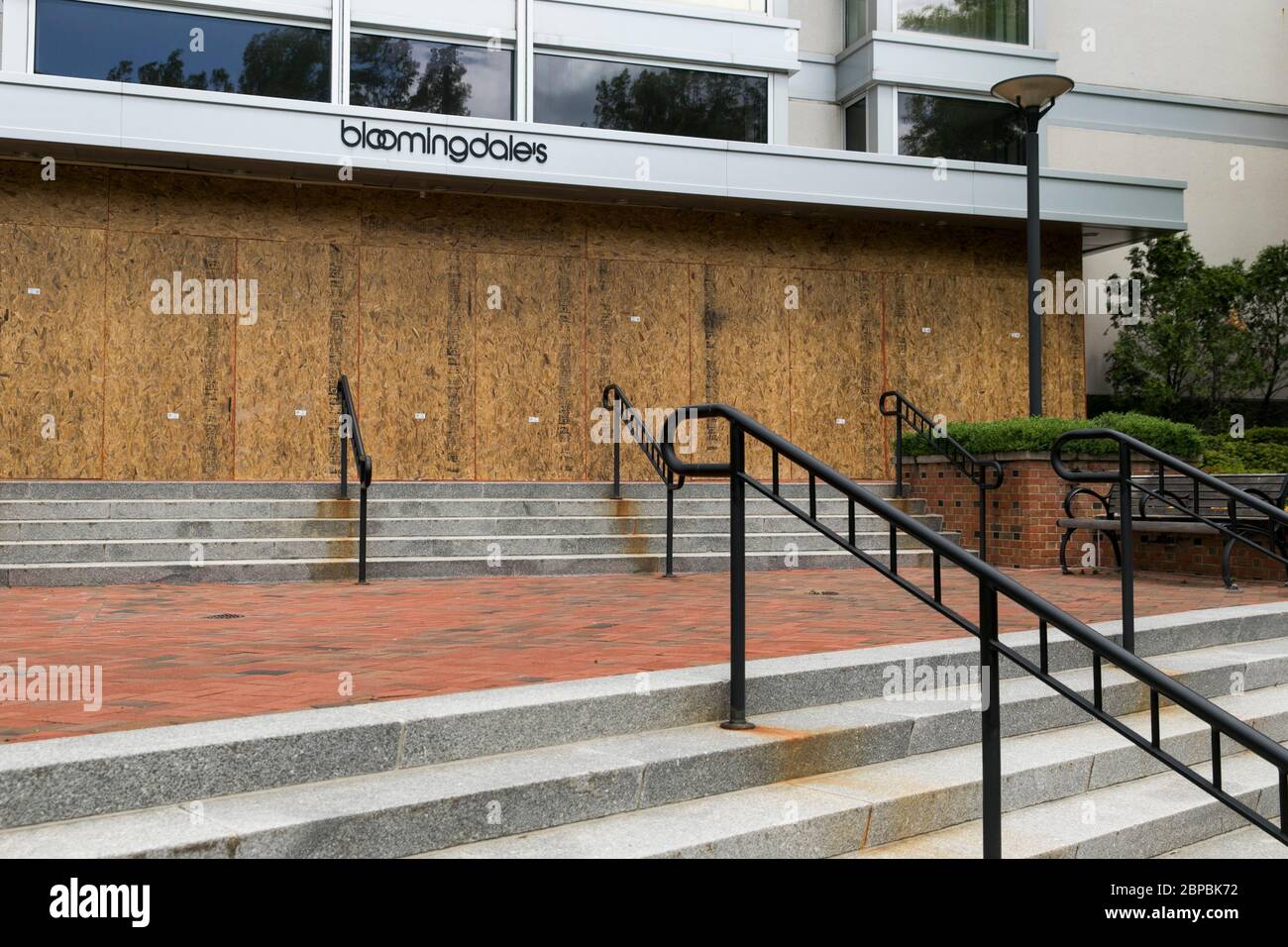 Ein Logo-Schild vor einem vernagelten und geschlossenen Bloomingdale's Retail Store in Chevy Chase, Maryland am 9. Mai 2020. Stockfoto