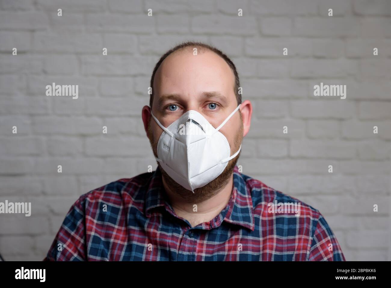 Junger Mann mit einer medizinischen Schutzmaske KN-95. Verhinderung der Ausbreitung von Virus und Epidemie, Schutz Mundfiltermaske. Krankheiten, Grippe, Luft Stockfoto