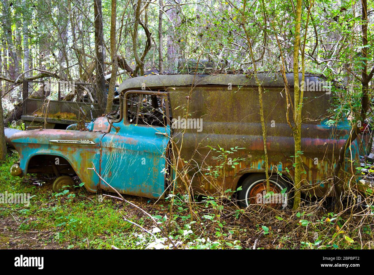 White, GA / USA - 27. Oktober 2018 - Nahaufnahme eines alten Schrottes Chevrolet Van in einem Junk Yard Stockfoto
