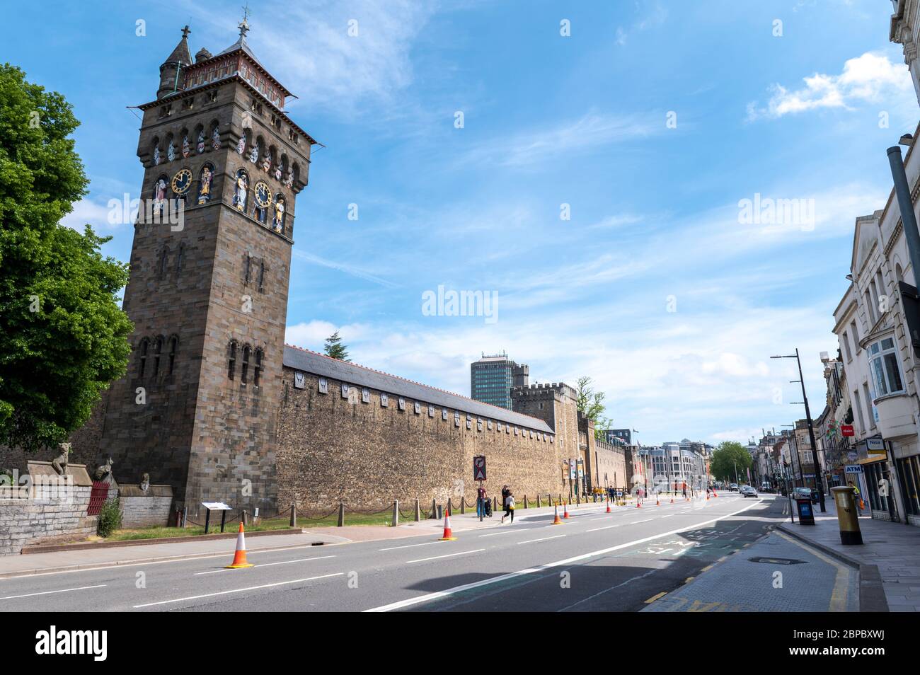 Cardiff City Centre, am 18. März 5/20 während der Covid 19 Lockdown fotografiert. Das Schloss und eine ruhige Castle Street. Stockfoto