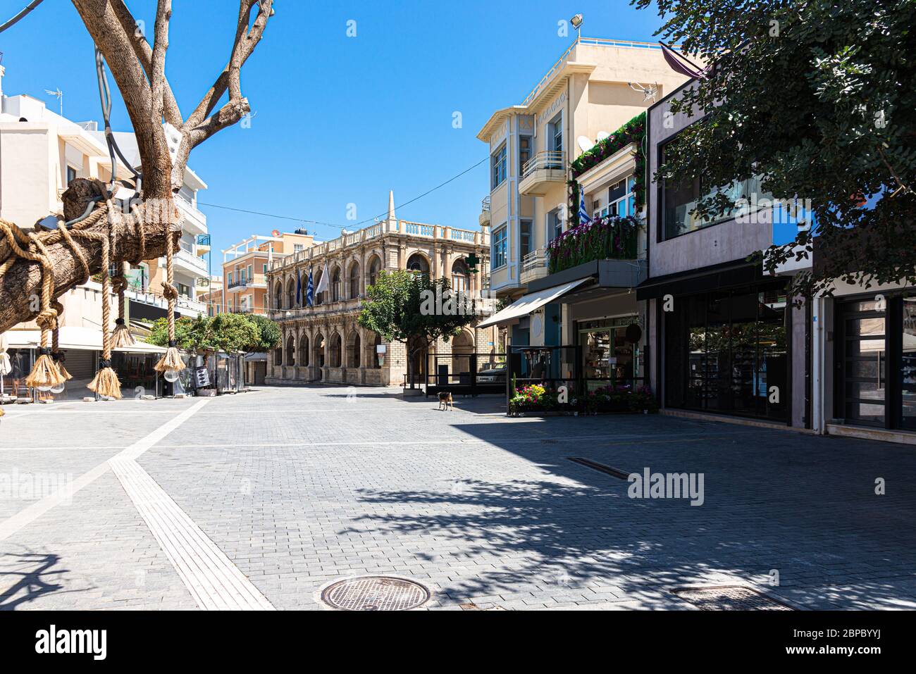 Berühmte venezianische Loggia, Markusdom, Löwenplatz im historischen Zentrum von Heraklion. Heraklion beliebtes Einkaufszentrum mit Modeabteilung Stockfoto