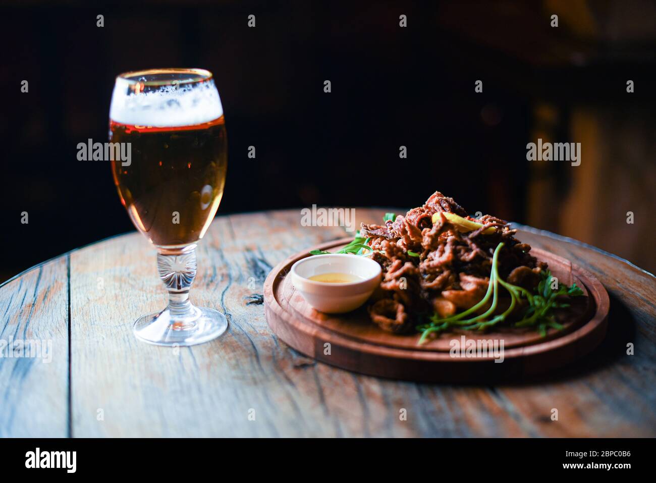 Restaurant Teller mit Tintenfisch Ringe und Kartoffeln serviert Stockfoto