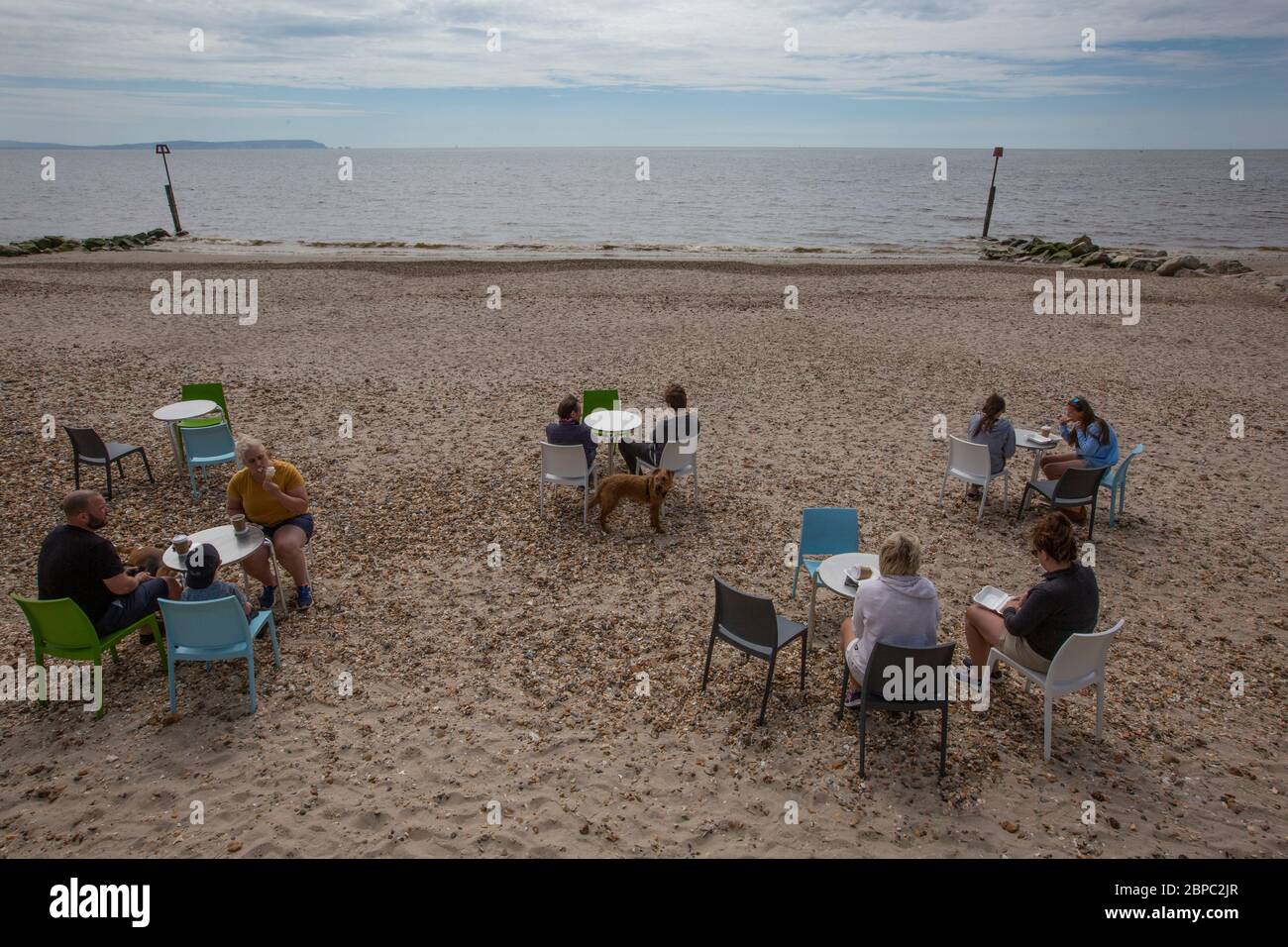 Die Menschen verbringen ihr erstes Wochenende seit der Coronavirus Lockdown Maßnahmen waren entspannt genießen, draußen am Strand in Mudeford, Dorset, England Stockfoto