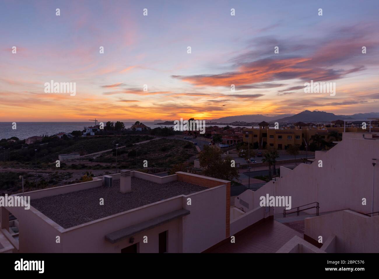 Blick auf das Mittelmeer von einer Mietgemeinschaft in Isla Plana, Murcia, Costa Calida, Spanien, Europa. Blick Richtung Puerto de Mazarron bei Sonnenuntergang Stockfoto