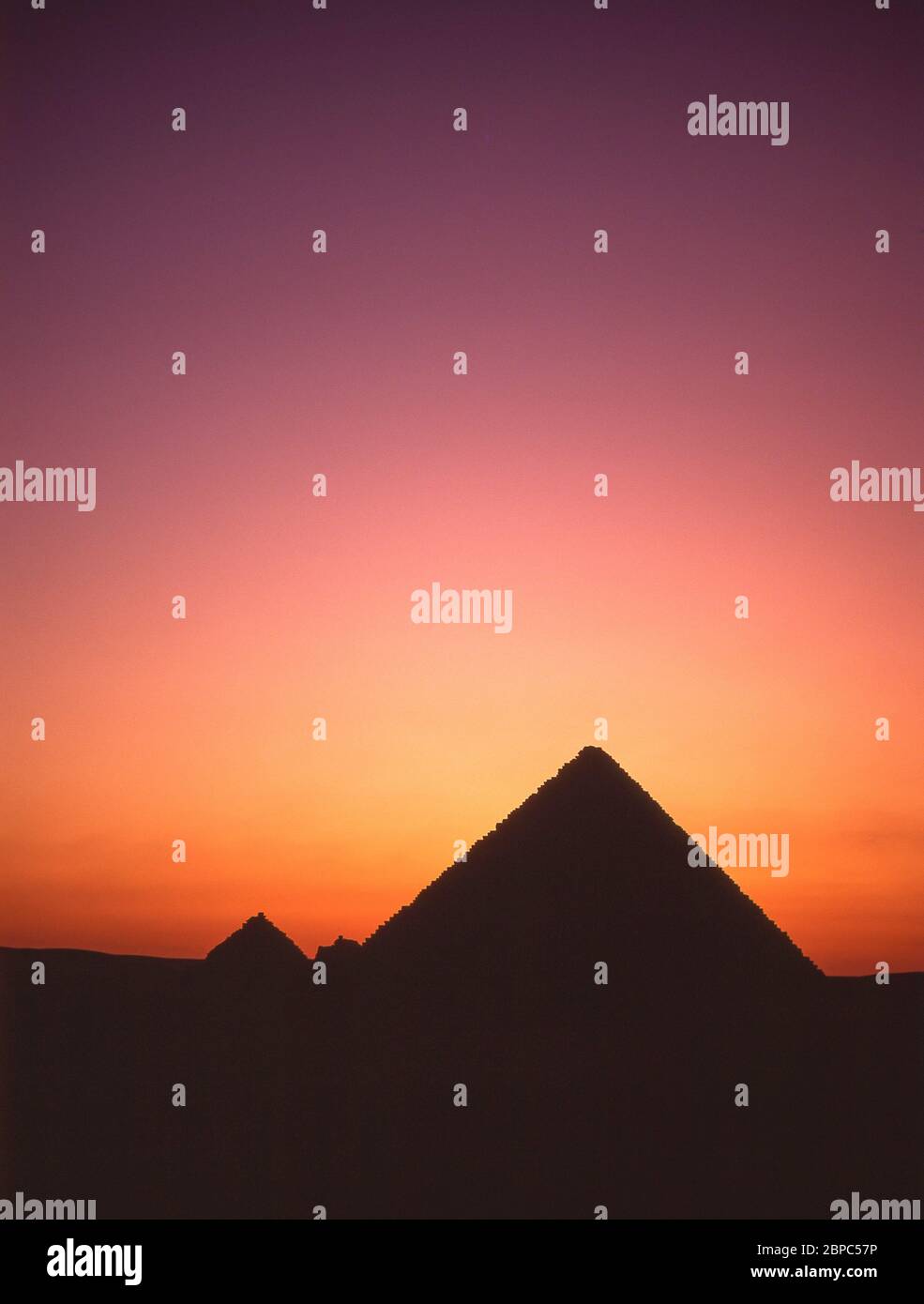 Die Großen Pyramiden von Gizeh bei Sonnenuntergang, Gizeh, Gizeh Governate, Republik Ägypten Stockfoto