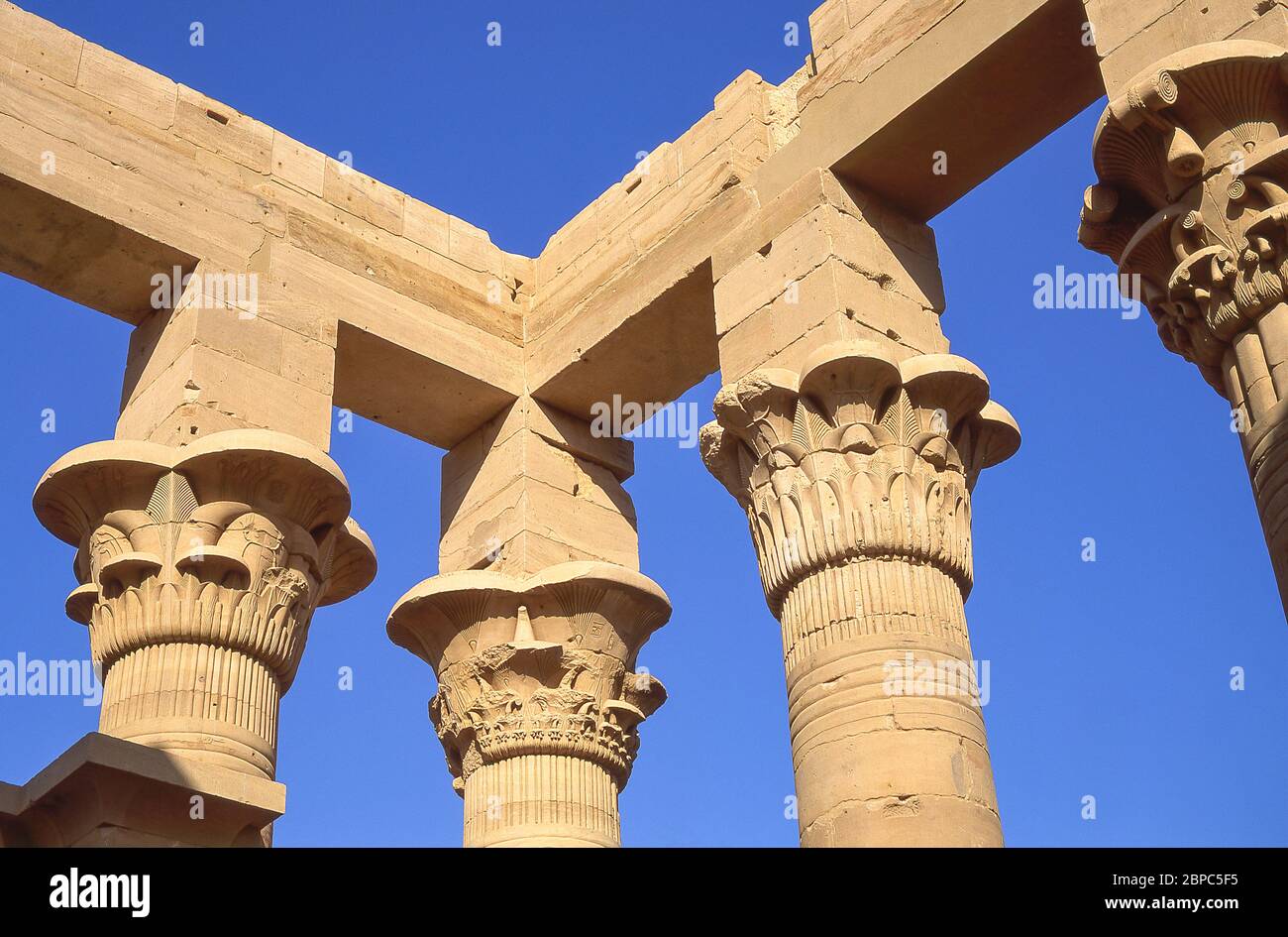 Hauptstädte der Ostkolonnade, der Tempel der Isis, Agikia Insel, Nasser See, Assuan, Assuan Governorate, Republik Ägypten Stockfoto
