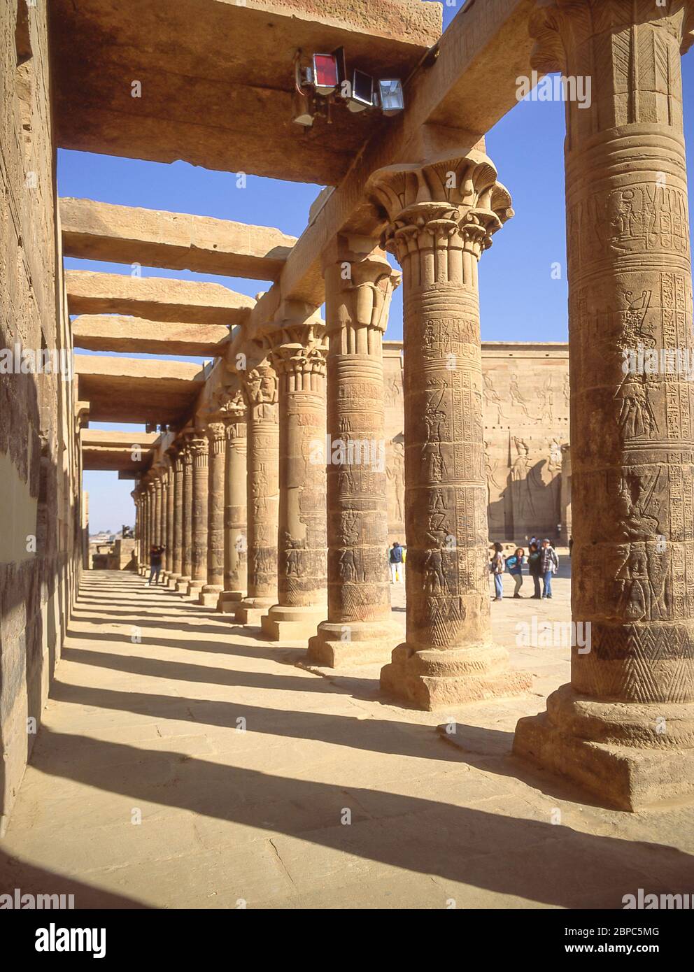 Östliche Kolonnade des Vorplatzes, der Tempel von Isis, Agikia Insel, Nasser See, Assuan, Assuan Governorate, Republik Ägypten Stockfoto
