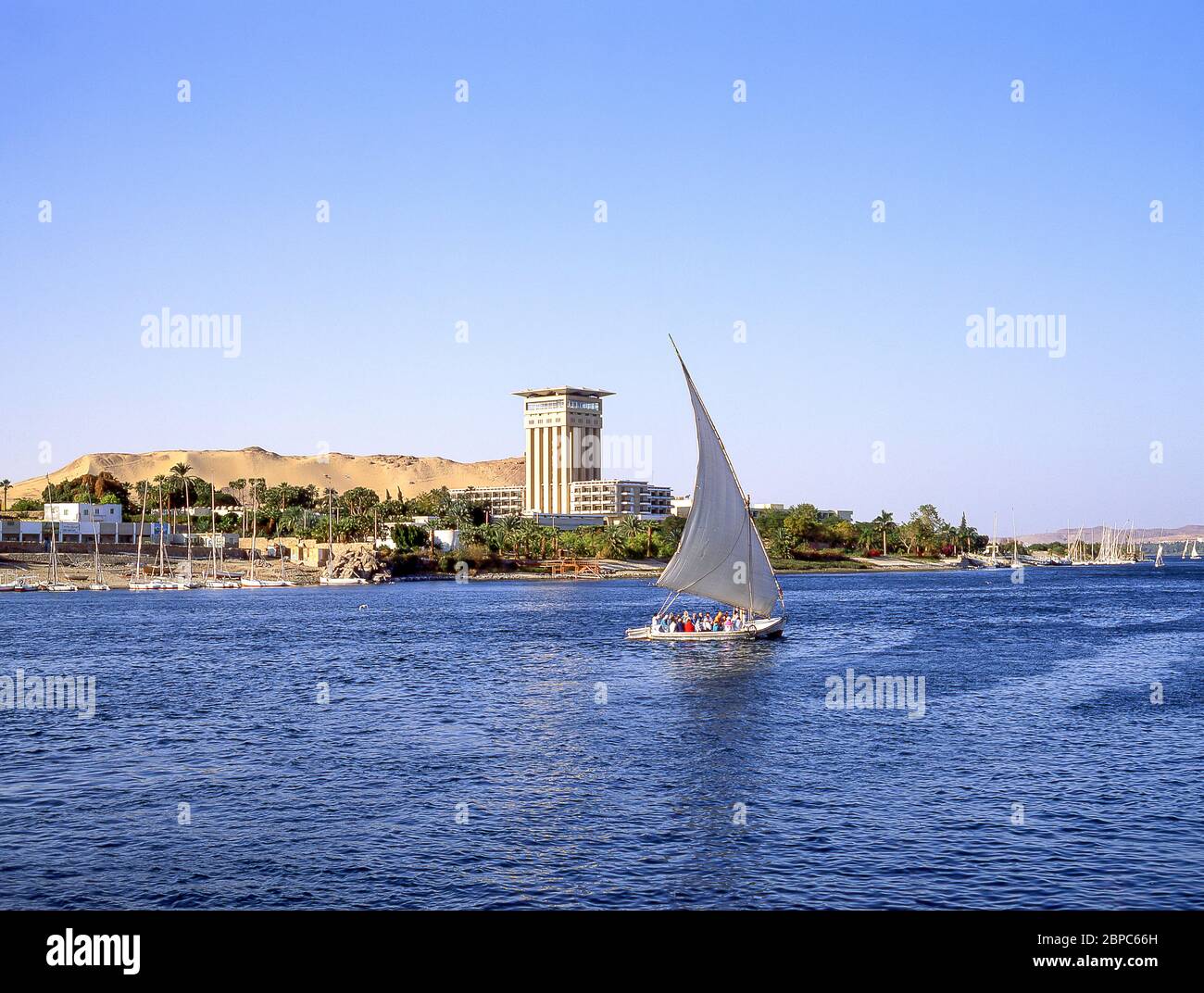 Felucca am Nil mit Mövenpick Resort Hotel und Elephant Island dahinter, Assuan, Assuan Governorate, Republik Ägypten Stockfoto