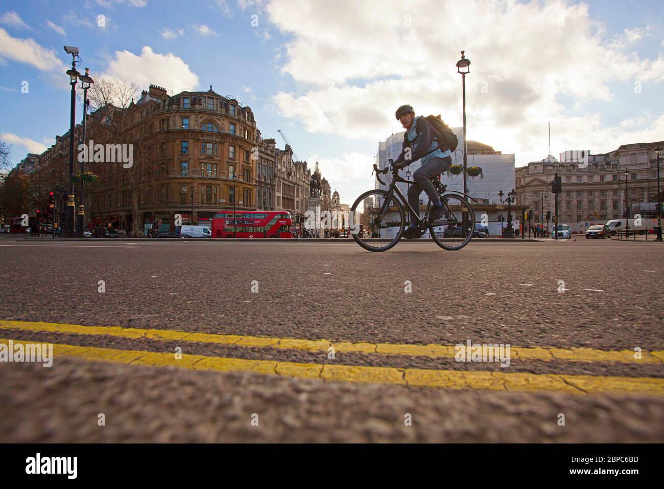 Radfahrer mit Rucksack Trafalgar Square, London Stockfoto