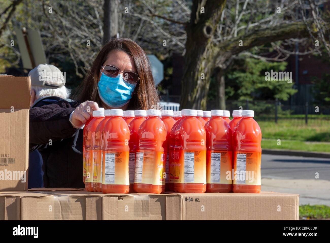 Detroit, Michigan - Verteilung von kostenlosen Lebensmitteln an Bewohner in Not in Südwest-Detroit. Stockfoto