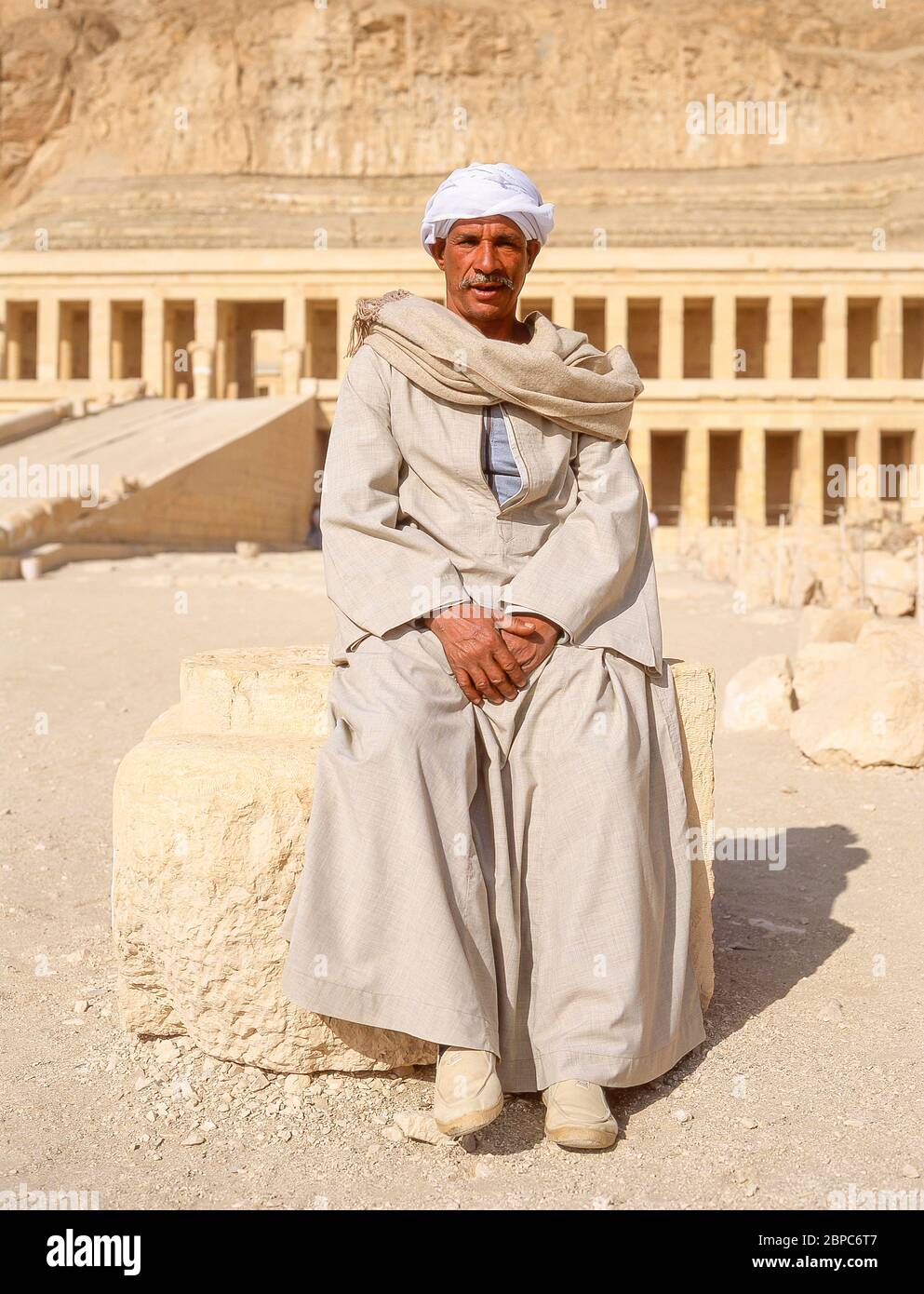Lokaler Reiseleiter vor dem Totenhaus-Tempel-Komplex der Königin Hatschepsut, Deir el-Bahri, Luxor, Luxor, Luxor Governorate, Republik Ägypten Stockfoto