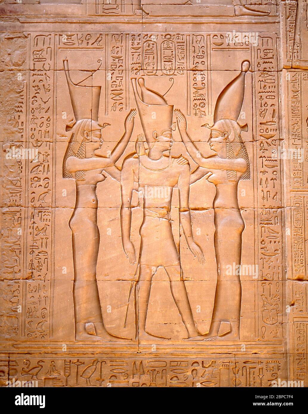 Hieroglypics auf Wand im Tempel von Horus, Edfu, Assuan Governorate, Ägypten Stockfoto