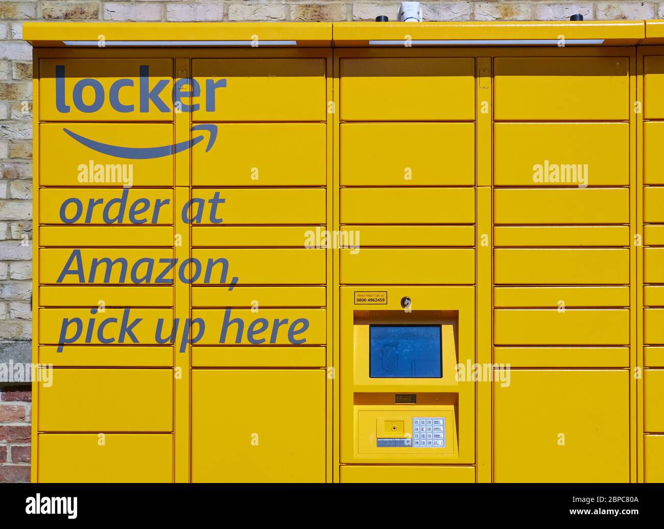 Amazon locker ist ein Self-Service-Kiosk für sichere Online-Bestellungen, Amazon.com, Inc wurde von Jeff Bezos im Juli 1994 gegründet Stockfoto