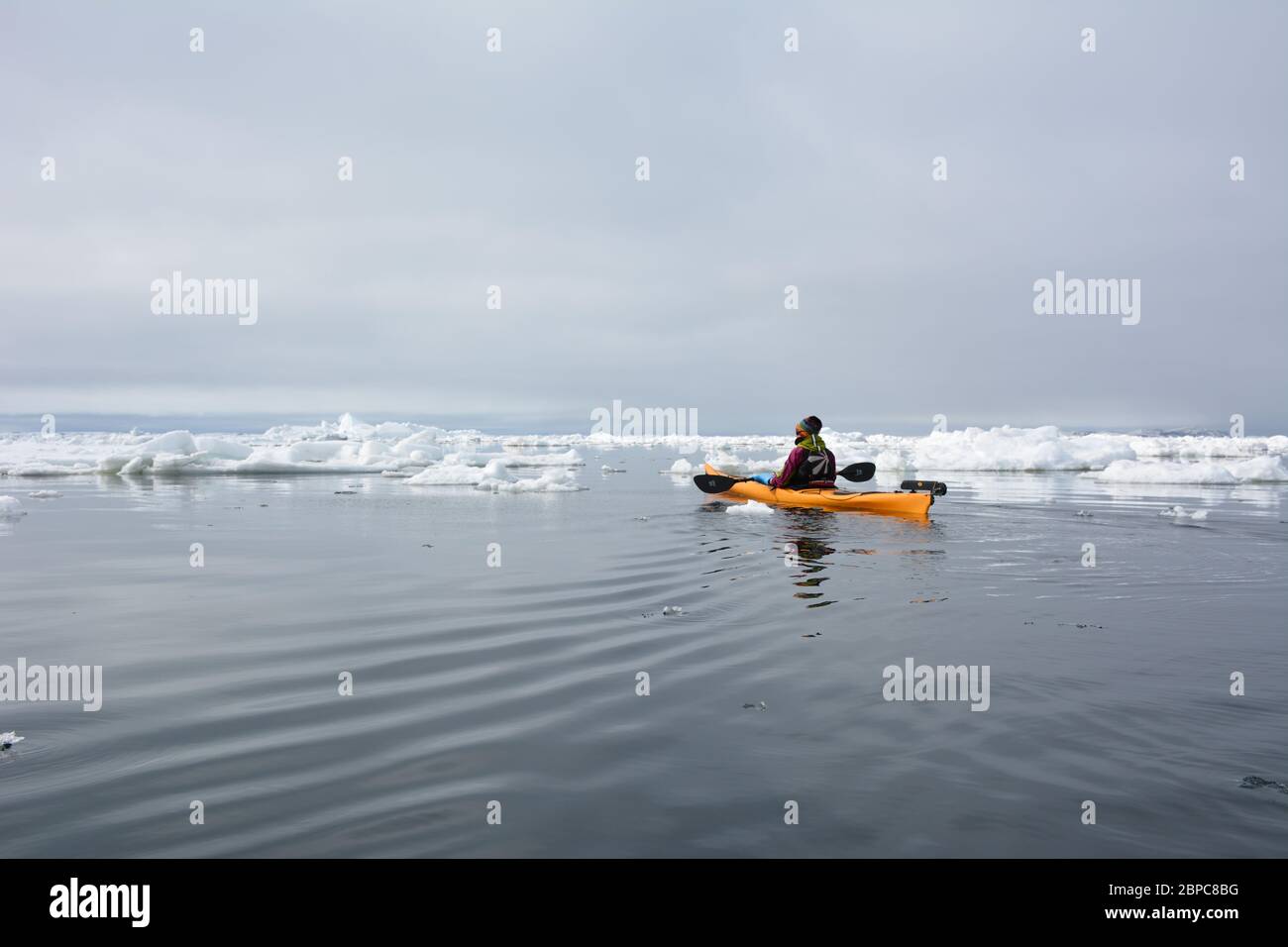 Kajakfahren im Sommer inmitten von schwimmenden Meereis in Svalbard, Nordnorwegen. Stockfoto