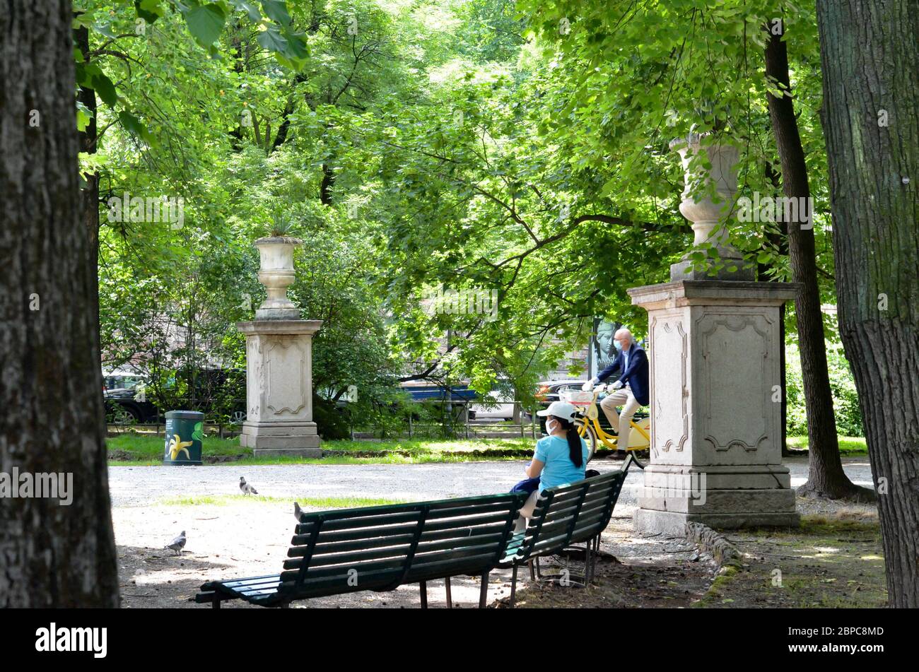 Mailand, ITALIEN. Mai 2020. (INT) Covid-19:Bewegung der Menschen in Mailand. 18. Mai 2020, Mailand, Italien : Bewegung der Menschen in der Giardini Pubblici Indro Montanelli, einem historischen Park in Mailand, Italien, im Stadtteil Porta Venezia, nordöstlich des Zentrums der italienischen Stadt. Die Stadt hat bereits Maßnahmen ergriffen, um die soziale Isolation der Bevölkerung zu lockern, die im ganzen Land infolge der Pandemie durch das neue Coronavirus (Covid-19) eingeführt wurde.Quelle:Josi Donelli/Thenews2 Quelle: Josi Donelli/TheNEWS2/ZUMA Wire/Alamy Live News Stockfoto