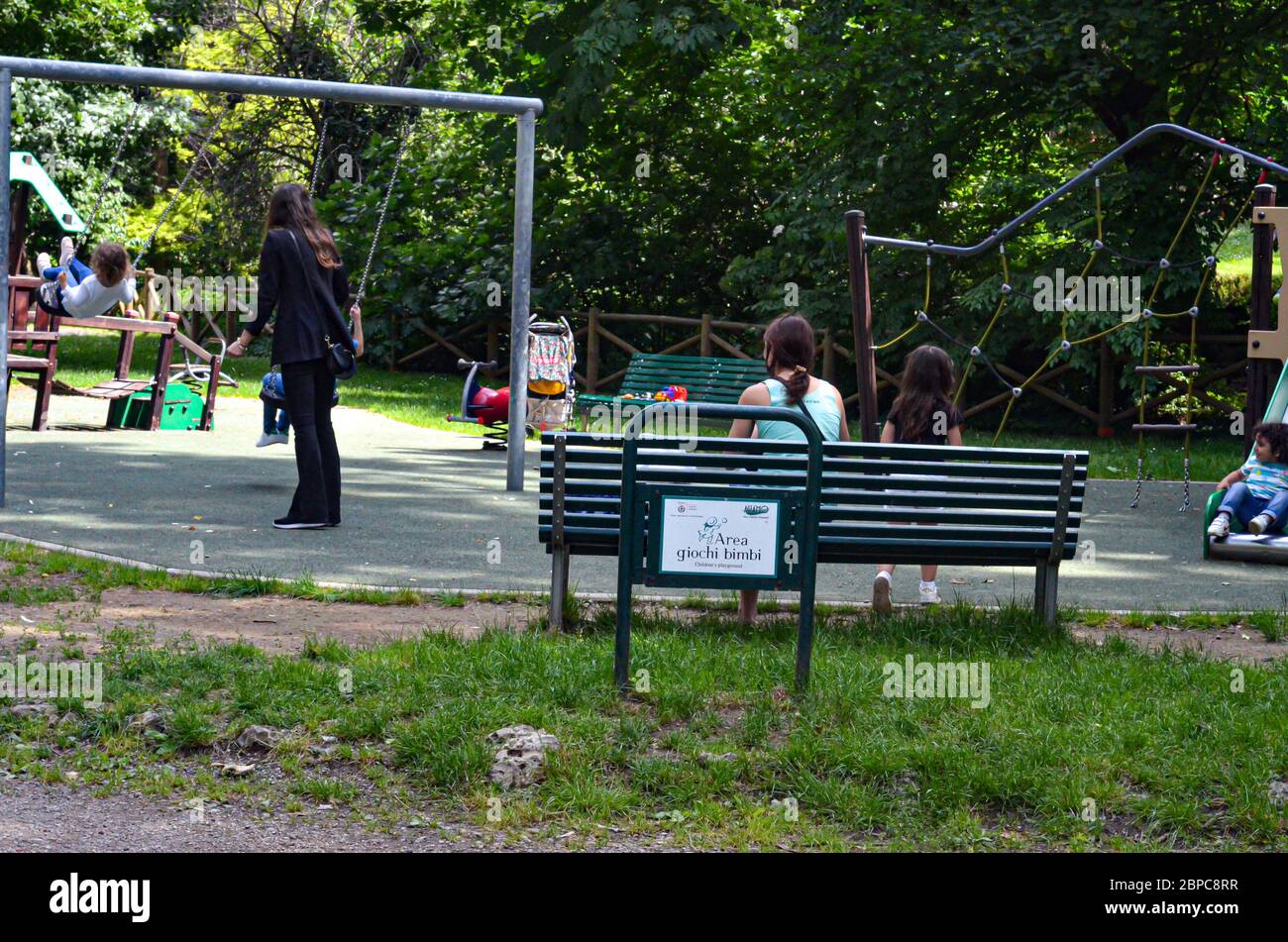 Mailand, ITALIEN. Mai 2020. (INT) Covid-19:Bewegung der Menschen in Mailand. 18. Mai 2020, Mailand, Italien : Bewegung der Menschen in der Giardini Pubblici Indro Montanelli, einem historischen Park in Mailand, Italien, im Stadtteil Porta Venezia, nordöstlich des Zentrums der italienischen Stadt. Die Stadt hat bereits Maßnahmen ergriffen, um die soziale Isolation der Bevölkerung zu lockern, die im ganzen Land infolge der Pandemie durch das neue Coronavirus (Covid-19) eingeführt wurde.Quelle:Josi Donelli/Thenews2 Quelle: Josi Donelli/TheNEWS2/ZUMA Wire/Alamy Live News Stockfoto