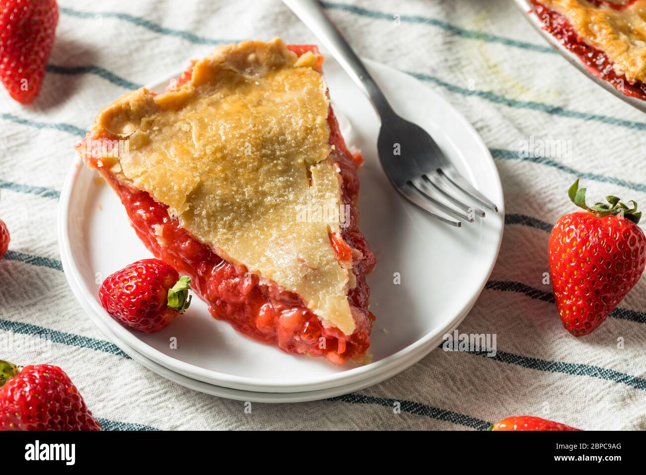 Süße hausgemachte Erdbeer Rhabarber Pie bereit zu essen Stockfoto
