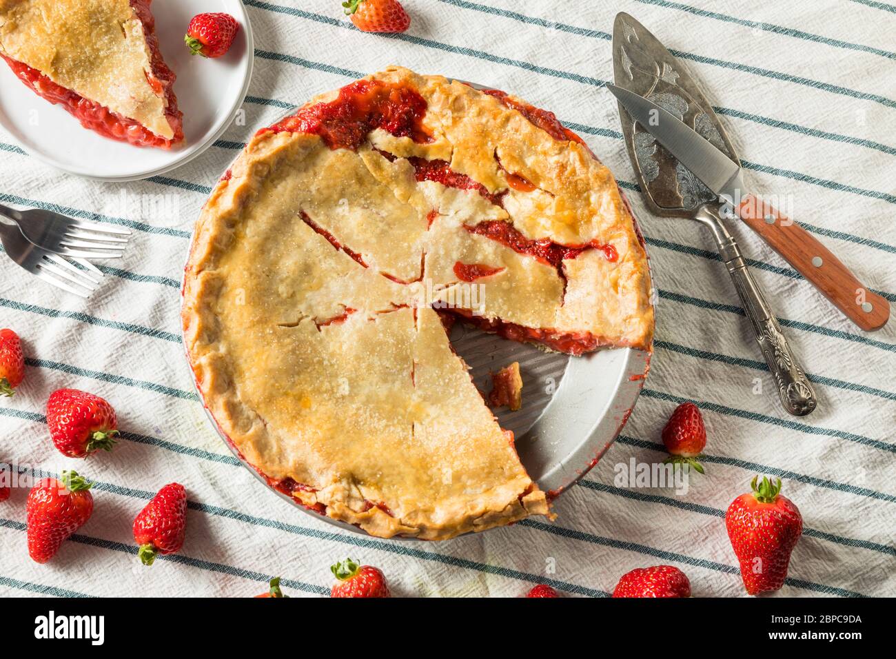 Süße hausgemachte Erdbeer Rhabarber Pie bereit zu essen Stockfoto