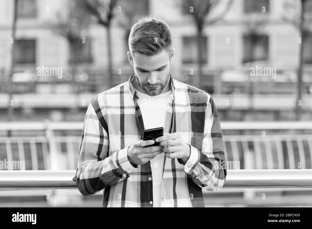 Standortoptionen für die gemeinsame Nutzung. Anwendung. Mann hält Smartphone-Gebäude im Hintergrund. Online-Messaging. Modernes Smartphone. Kommunikation. E-Mail senden. Nachricht wird beantwortet. Urbanes wifi. Smartphone-Einstellungen. Stockfoto