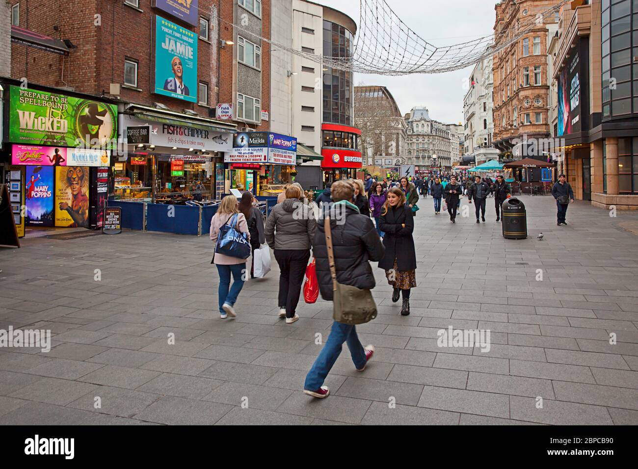 Spaziergang entlang der Cranbourn St London, England Stockfoto