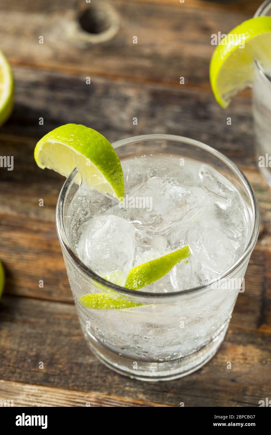 Erfrischender, boozy Gin und Tonic mit Limette Stockfoto