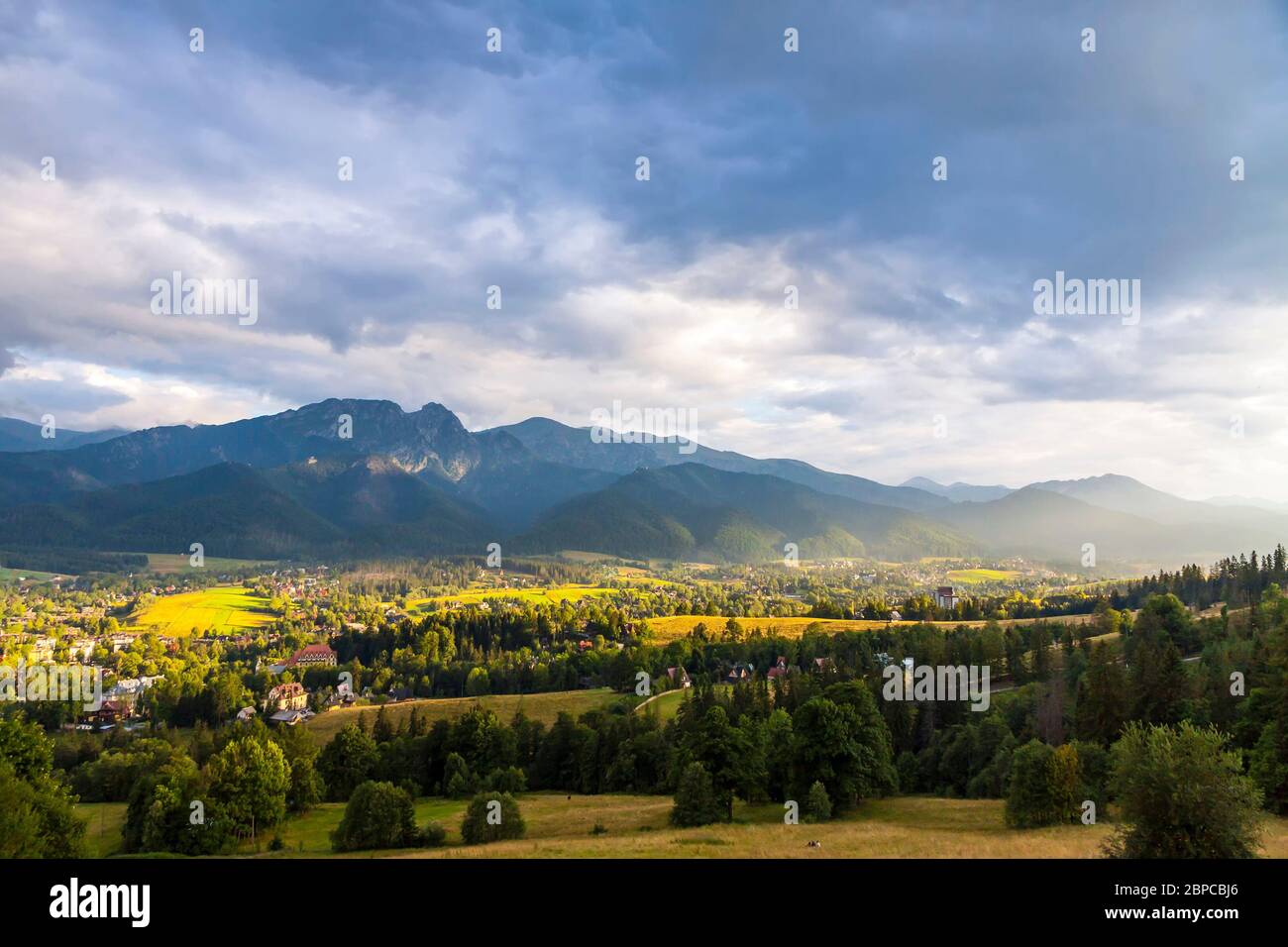 Stadt von Zakopane. Malerische Aussicht vom Berg Gubalowka. Westliche Tatra, Polen Stockfoto