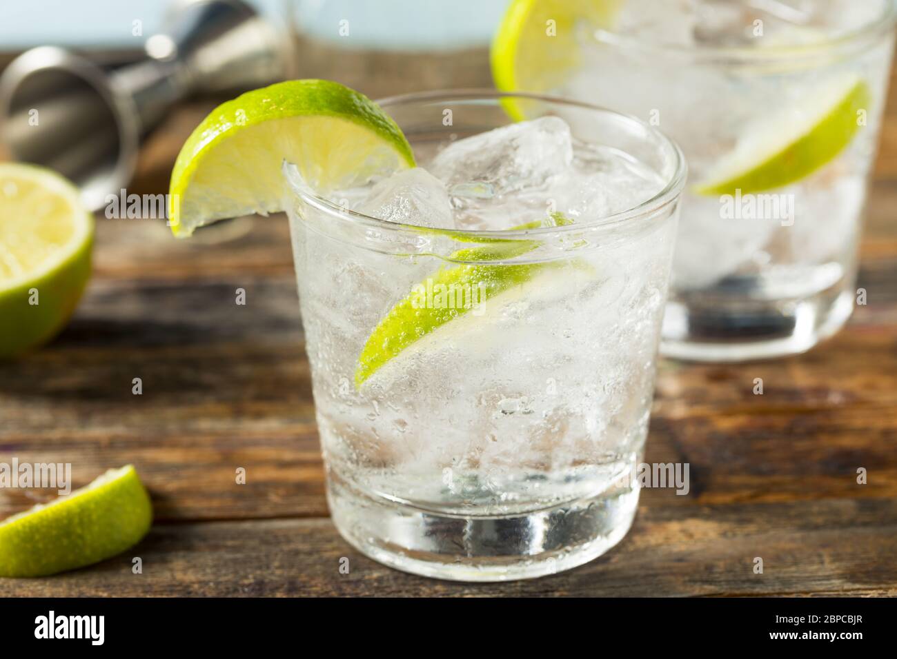Erfrischender, boozy Gin und Tonic mit Limette Stockfoto