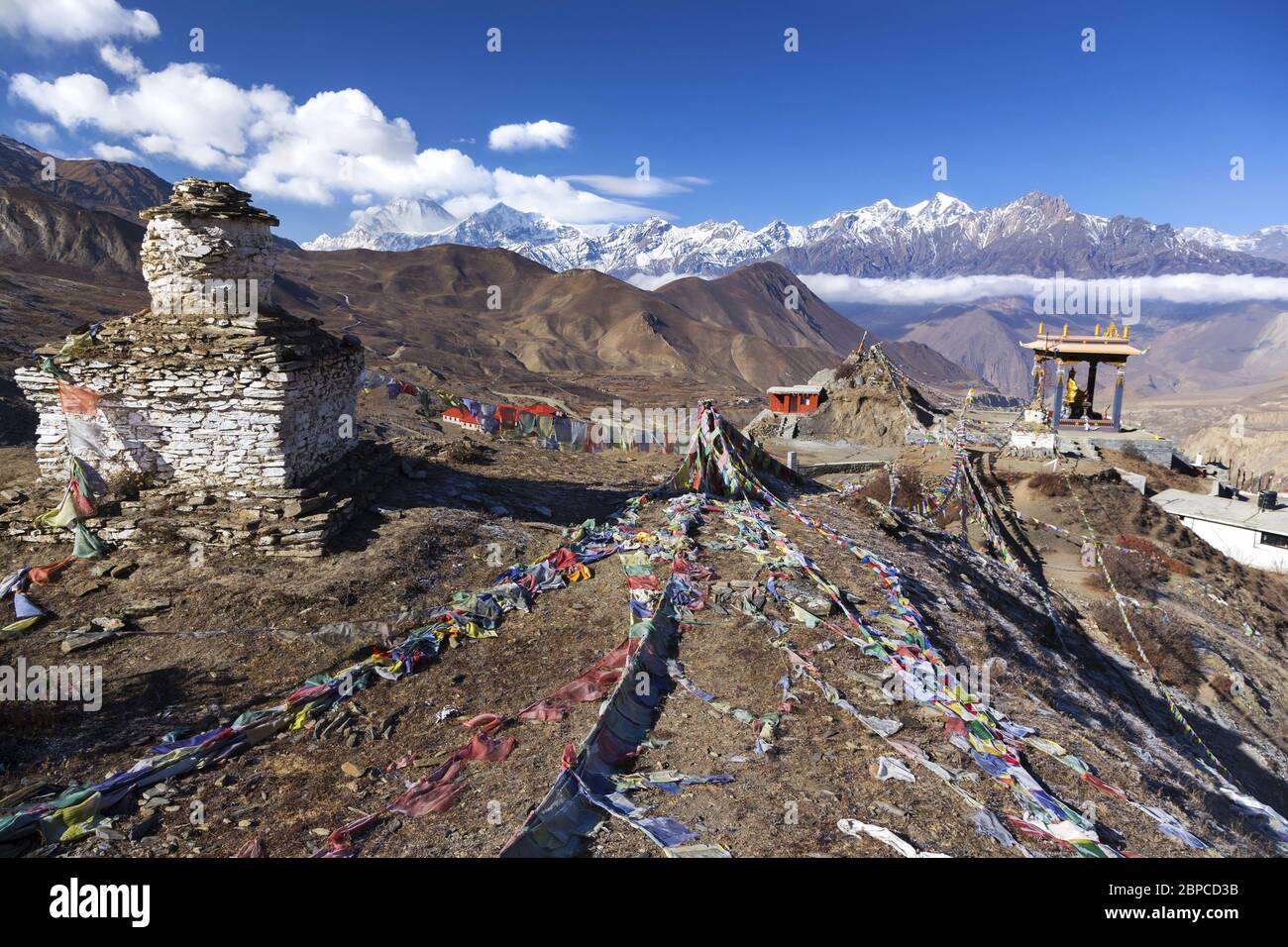 Buddhistische Stupa, Gebetsfahnen und Dhaulagiri Bergkette Landschaft. Guru Rinpoche Aussichtspunkt, Muktinath Nepal Village, Annapurna Rundwanderweg Stockfoto