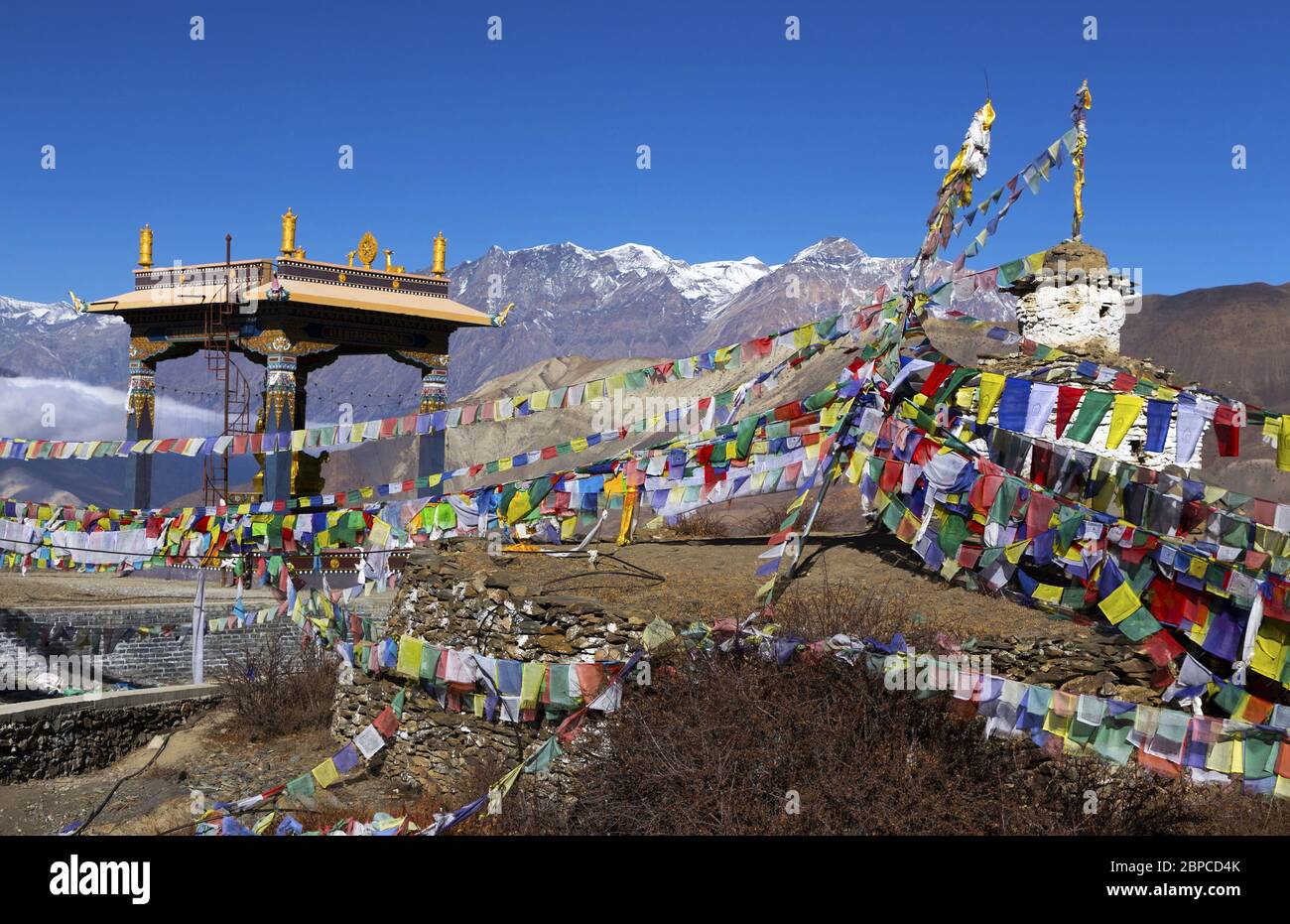 Buddhistische Stupa, Gebetsfahnen und Dhaulagiri Bergkette Landschaft. Guru Rinpoche Aussichtspunkt, Muktinath Nepal Village, Annapurna Rundwanderweg Stockfoto