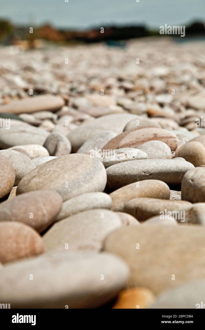 Kieselsteine Am Meer Stockfoto