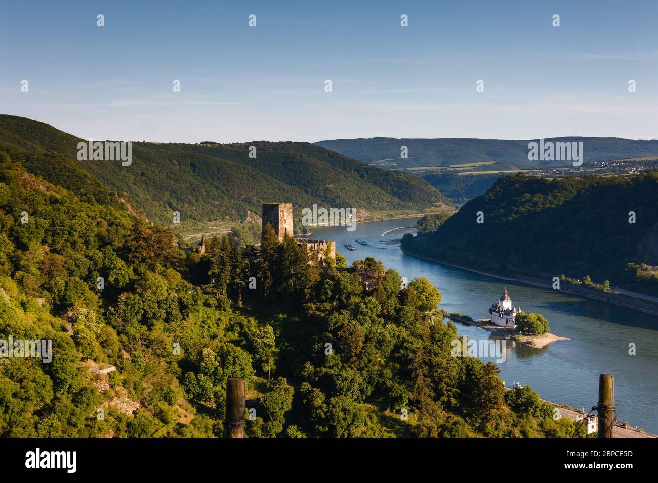 Schloss Gutenfels und Schloss Pfalzgrafenstein in der Abenddämmerung, Kaub, Deutschland Stockfoto