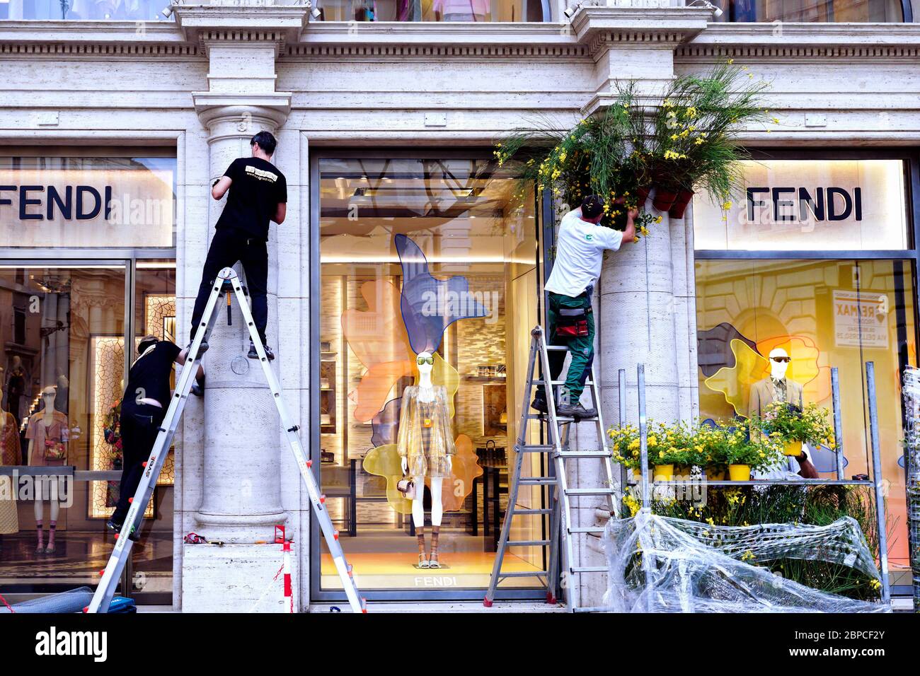 Der Flagship-Store Fendi bereitet die Fassade anlässlich der Neueröffnung vor, da Covid 19 Phase 2 am Montag, 18. Mai 2020, startet. Luxus-Shopping. (Rom zur Zeit von Covid 19) Rom, Italien, Europa, Europäische Union, EU. Stockfoto