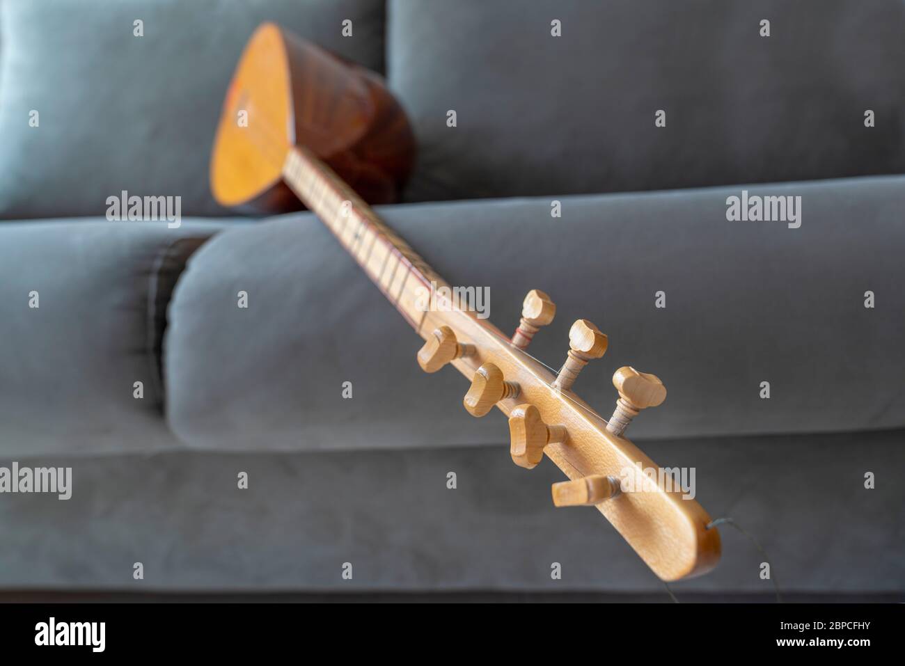 Grundlegende türkische Volksmusik Instrument Baglama, saz. Stockfoto