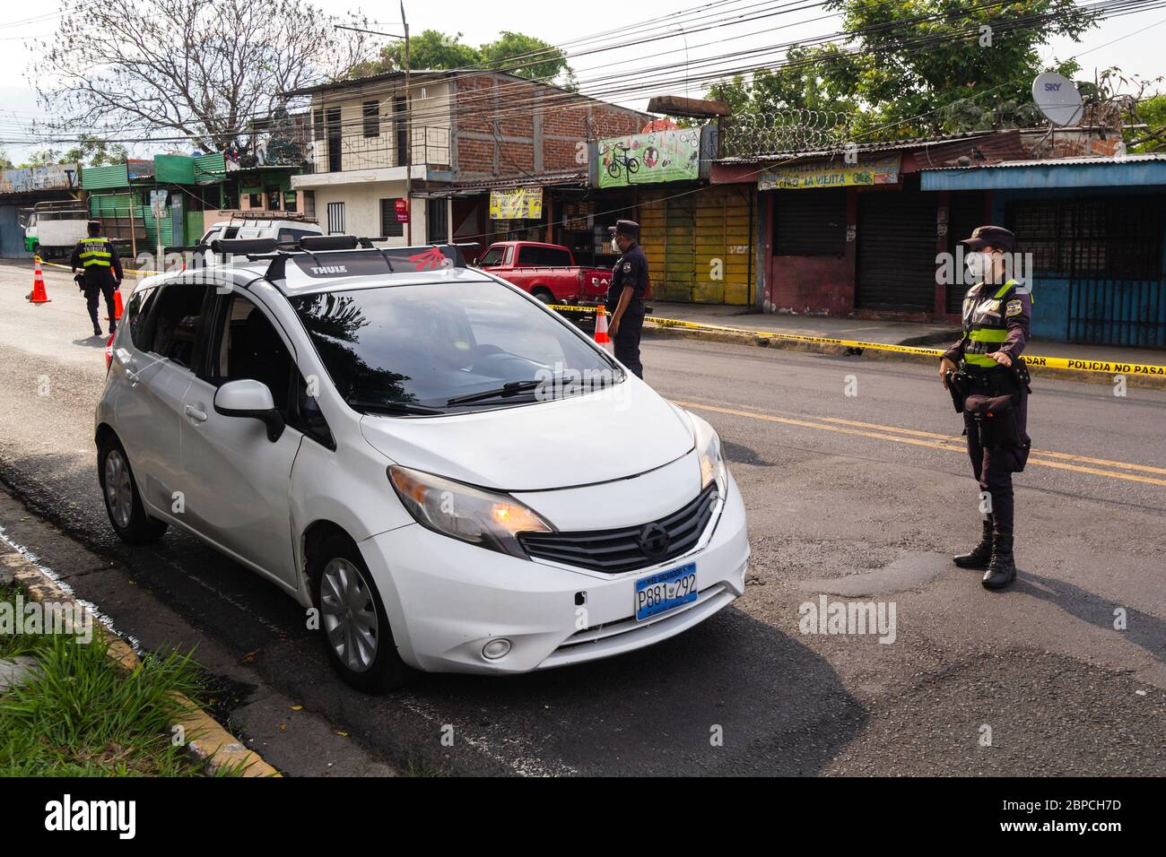Mejicanos, El Salvador. 12. Mai 2020 - Polizeibeamte überprüfen Dokumente und Durchlaufgenehmigungen am Eingang der Gemeinde Mejicanos Stockfoto Mejicanos, El Salvador. 12. Mai 2020 - Polizeibeamte überprüfen Dokumente und Durchlaufgenehmigungen am Eingang der Gemeinde Mejicanos Stockfoto