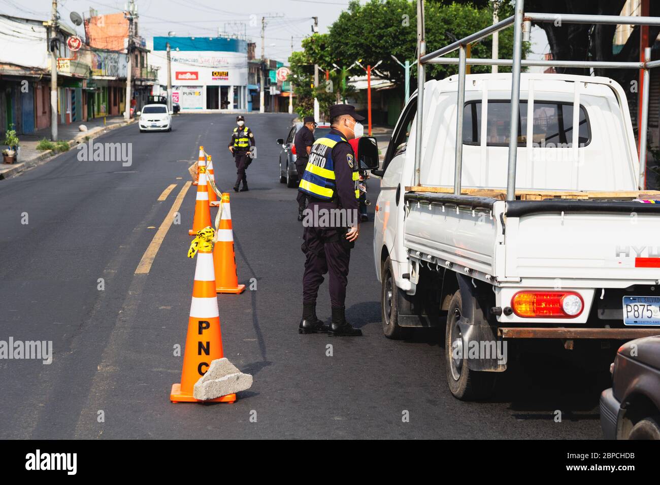 Mejicanos, El Salvador. 12. Mai 2020 - Polizeibeamte überprüfen Dokumente und Durchlaufgenehmigungen am Eingang der Gemeinde Mejicanos Stockfoto Mejicanos, El Salvador. 12. Mai 2020 - Polizeibeamte überprüfen Dokumente und Durchlaufgenehmigungen am Eingang der Gemeinde Mejicanos Stockfoto