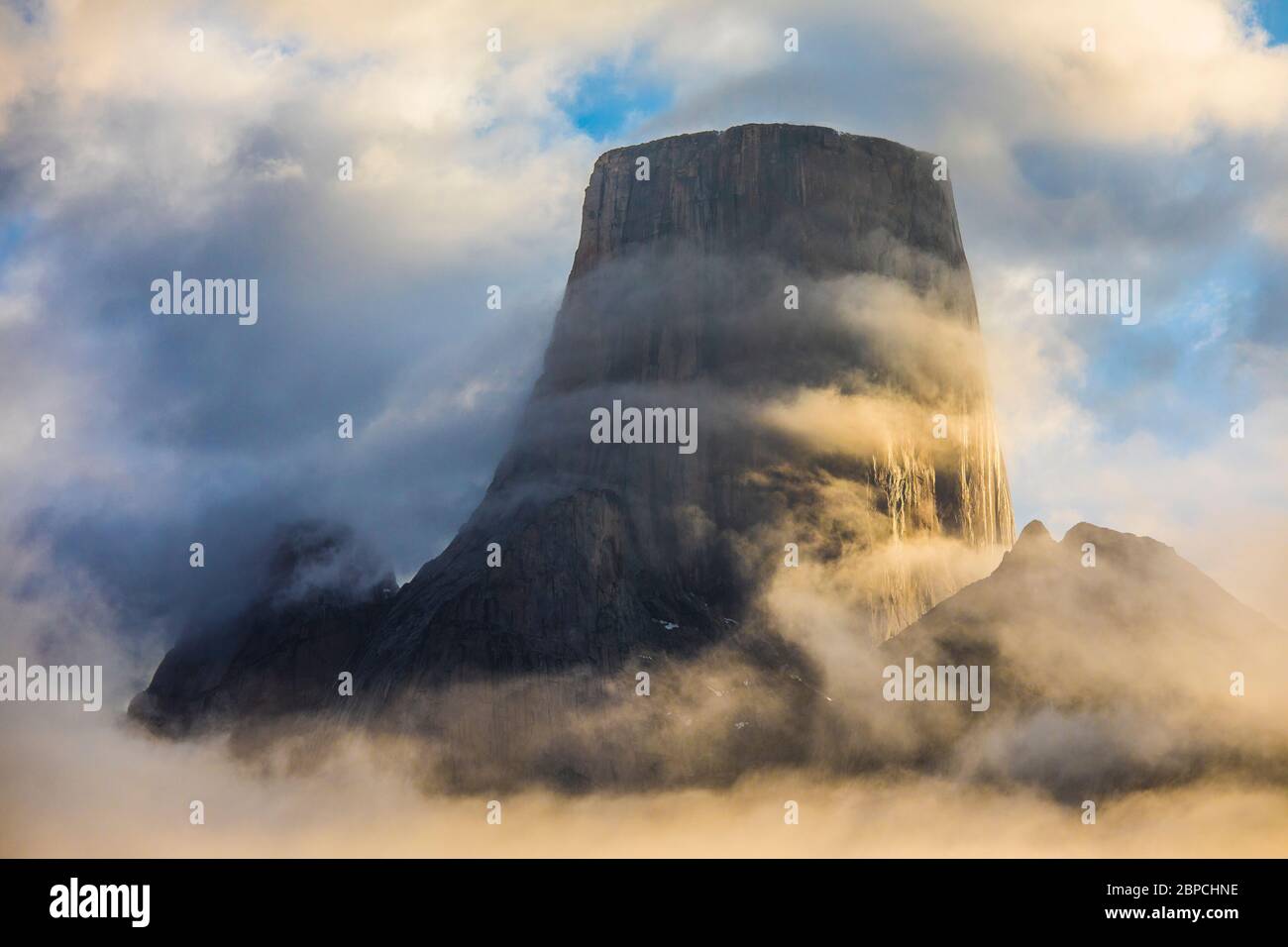 Wolkenbänder kreisen um Mount Asgard, Baffin Island, Kanada. Stockfoto