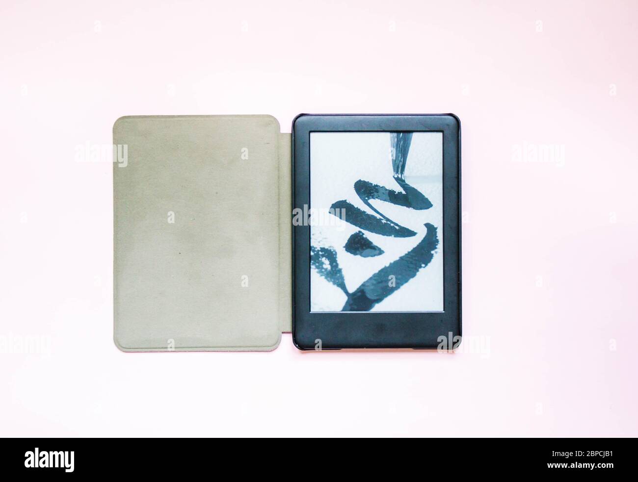 Elektronisches Buch auf rosa Hintergrund öffnen Stockfoto