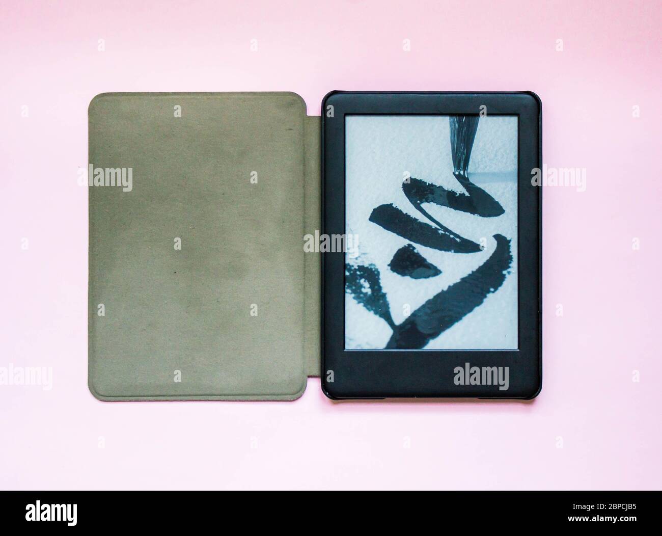 Elektronisches Buch auf rosa Hintergrund öffnen Stockfoto