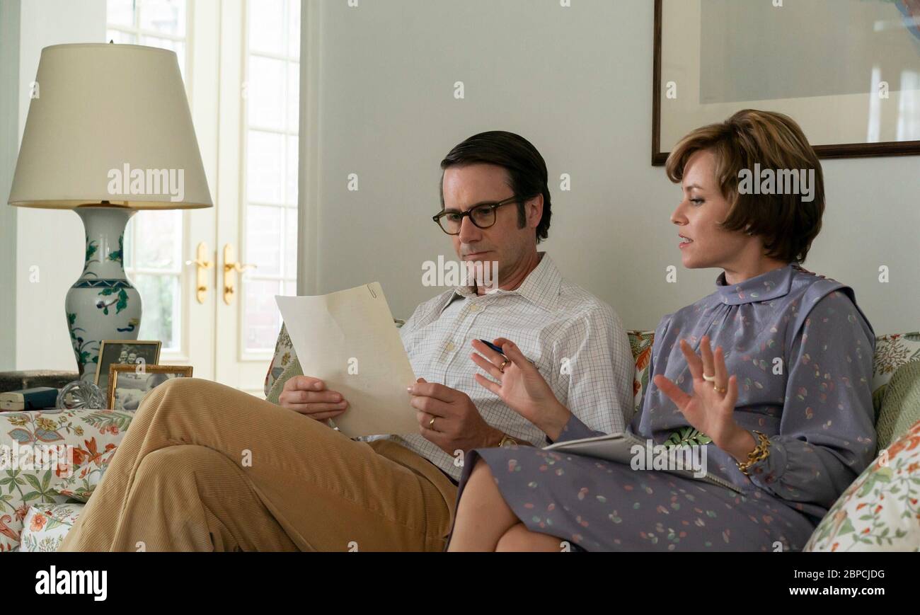 FRAU AMERIKA, von links: Josh Hamilton als Bill Ruckelshaus, Elizabeth Banks als Jill Ruckelshaus, Jill , (Staffel 1, ep. 106, ausgestrahlt am 6. Mai 2020). Foto: Sabrina Lantos / ©FX / Courtesy Everett Collection Stockfoto
